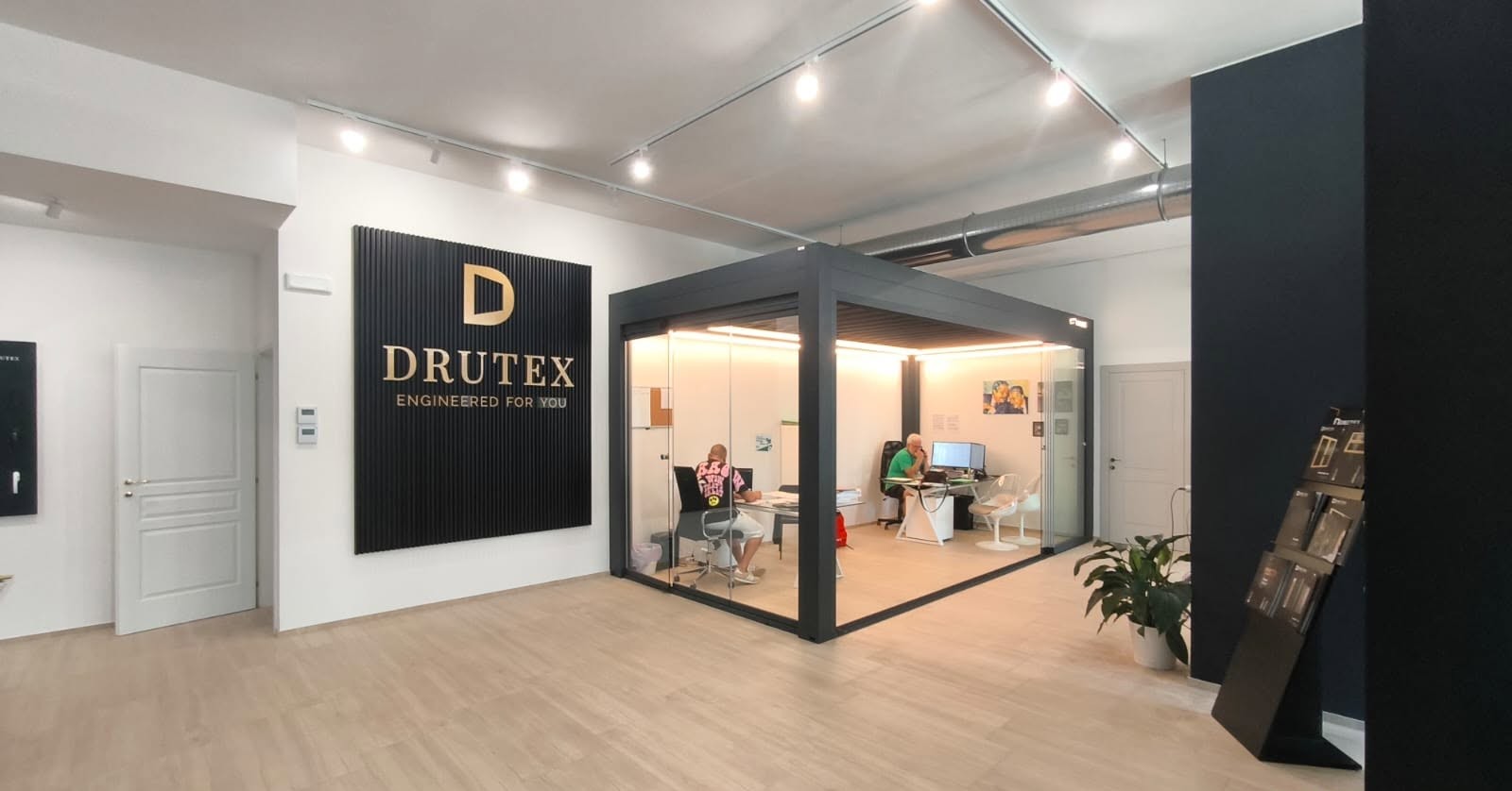 Showroom VG Infissi con pannello nero DRUTEX Engineered for you e ufficio in box vetrato dal telaio scuro